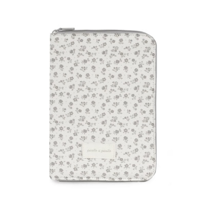 Bolsa ou estojo branco com padrão floral cinza claro e etiqueta pasito a pasito
