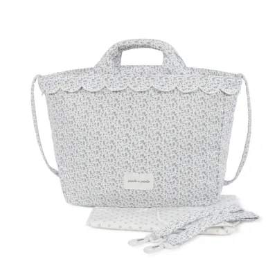 Bolsa de tecido floral azul e branco com alça e acessórios