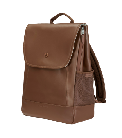 Mochila castanha em material sintético com aba e fecho