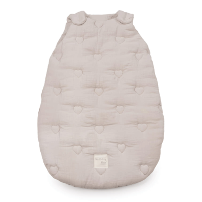 Saco de dormir bege para bebé com padrão de corações e etiquetas Walking Mum