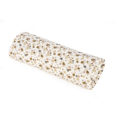 Rolo de tecido com padrão floral castanho sobre fundo branco