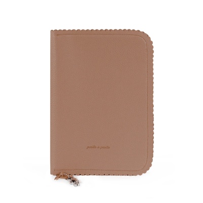 Carteira castanha em pele com fecho e recortes decorativos