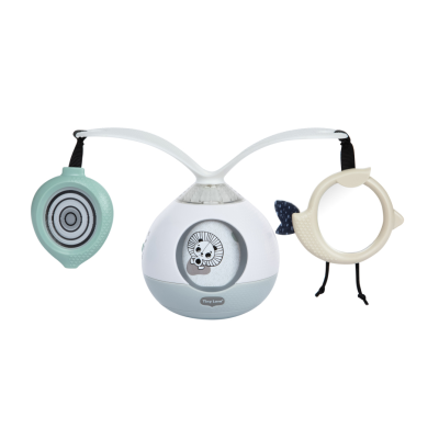 Brinquedo infantil suspenso com peças coloridas e texturizadas em branco, cinzento, bege e azul