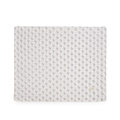 Manta branca com padrão de pequenas flores cinza e bege