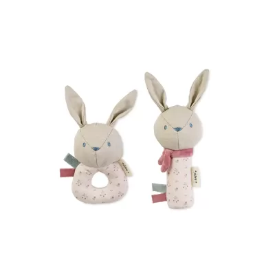 Dois brinquedos de peluche em forma de coelho com corpo floral e acessórios cor de rosa e verde