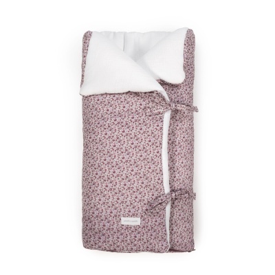 Saco de bebé com padrão floral roxo e branco e interior branco.