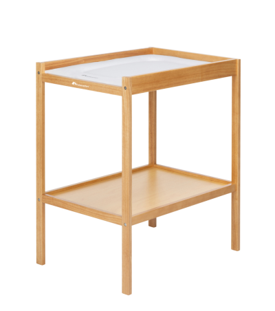 Mesa de madeira clara com tampo almofadado branco e logótipo bebeconfort