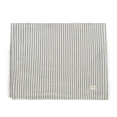 Toalha ou manta cinza claro com listras verticais brancas e etiqueta pequena