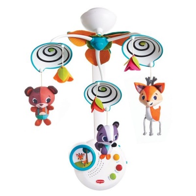 Móvel de bebé com três bonecos pendurados e estrutura branca, laranja e azul