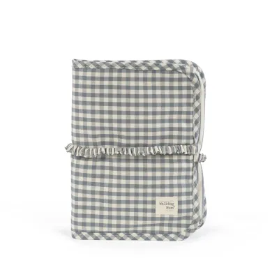 Estojo tecido xadrez azul e branco com etiqueta Walking Mum