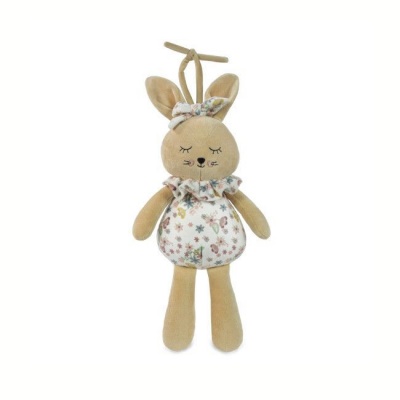 Urso de peluche castanho claro vestido com tecido floral e fita na cabeça com corda para pendurar