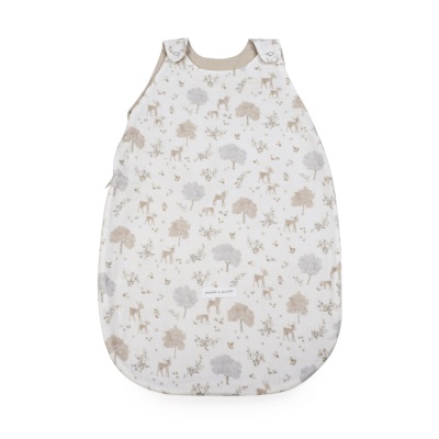 Saco de dormir para bebé branco com padrão de árvores e cervos