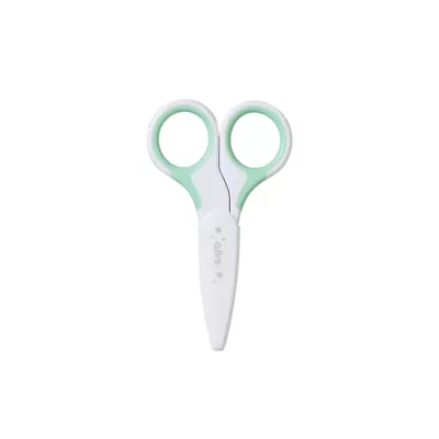 Tesoura pequena para bebé com pega verde e branco e lâmina coberta