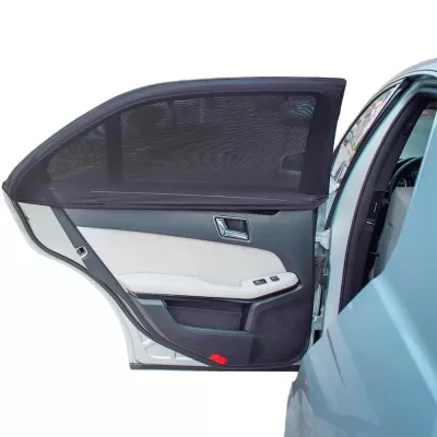 Porta traseira aberta de carro azul claro com rede de proteção preta