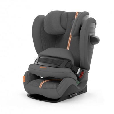 Cadeira auto cinza escuro com detalhes laranja e proteção frontal acolchoada