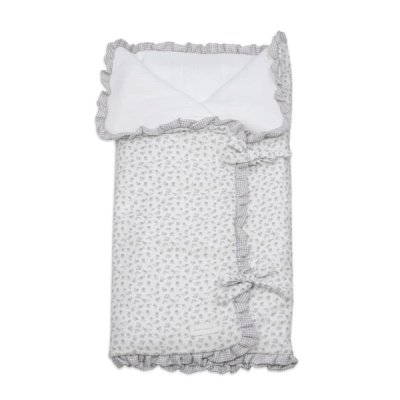 Saco de dormir para bebé branco com padrão floral cinza e folhos xadrez cinza