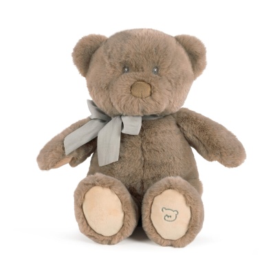 Urso de peluche castanho claro com laço cinzento ao pescoço