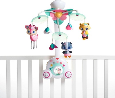 Mobile de berço infantil com personagens de pelúcia e base branca com botões coloridos