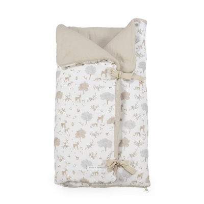 Saco de dormir para bebé com padrão de árvores e animais em cores neutras