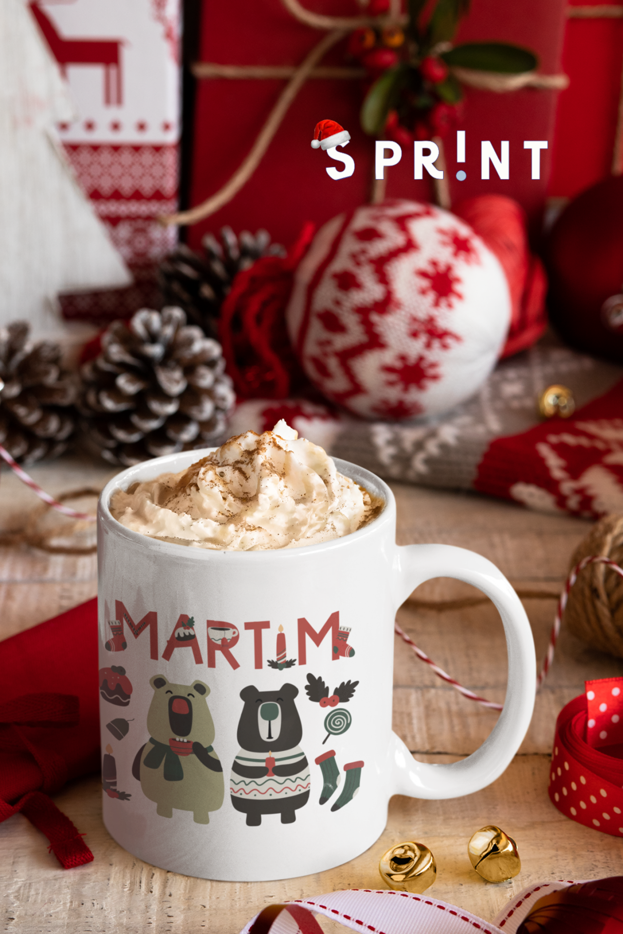 Caneca branca com ilustrações natalícias de ursos e texto MARTIM cheia de chantili