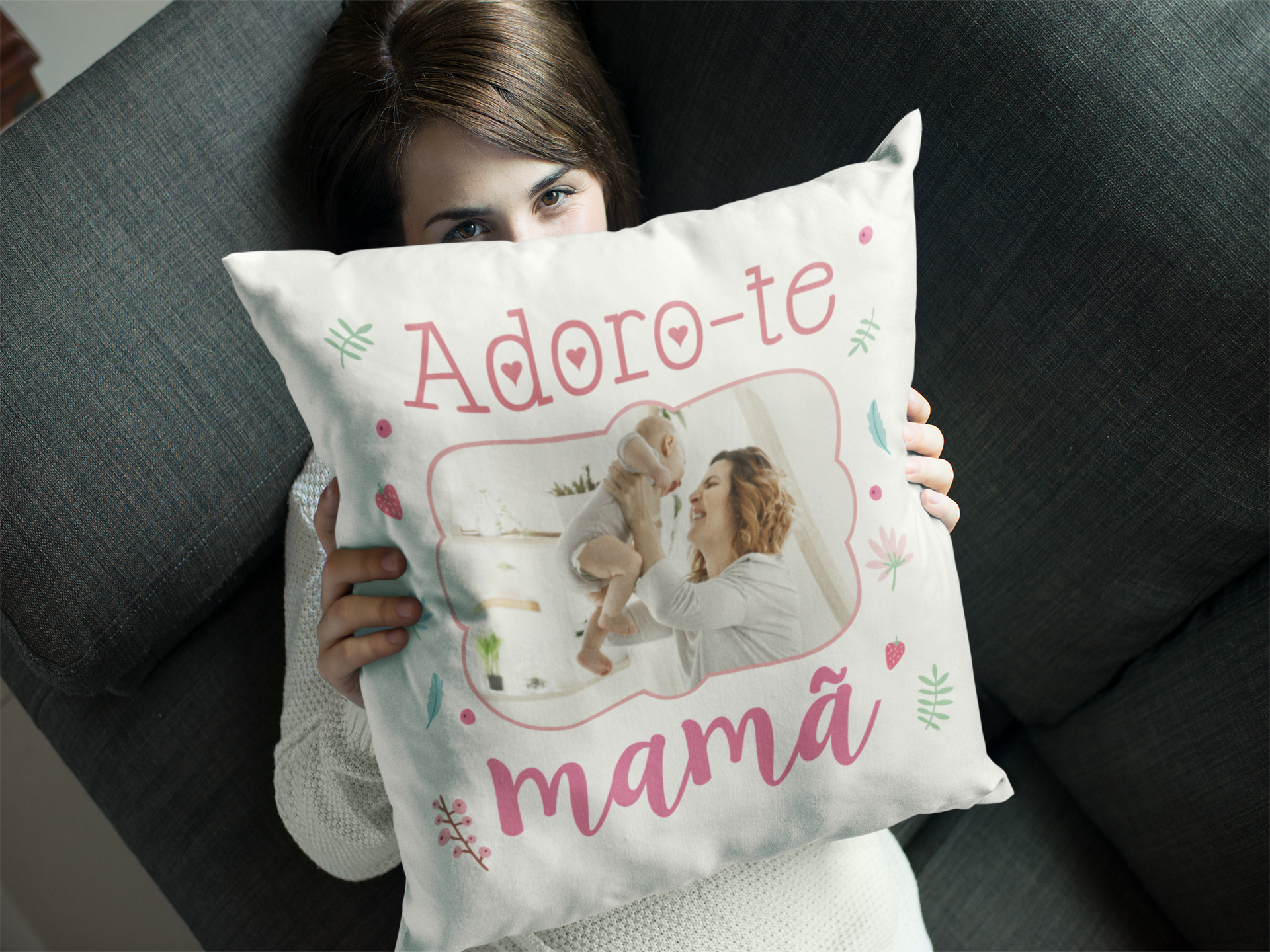Almofada branca com texto Adoro-te mamã e imagem de mãe com bebé