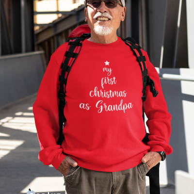 Homem usando camisola vermelha com texto branco em ambiente urbano