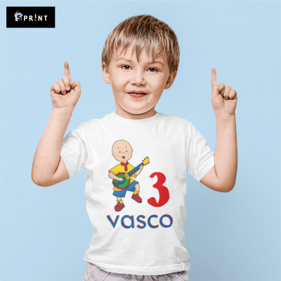 Rapaz com camiseta branca com personagem animado e texto VASCO 3