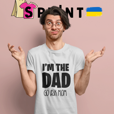 H Homem com camisola branca com texto em preto junto a parede rosa claro