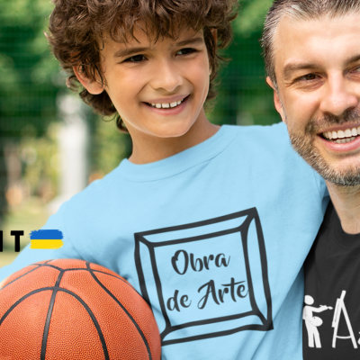 Criança e adulto com camisolas azuis e pretas e bola de basquete outdoors