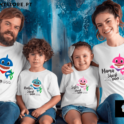Família com t-shirts brancas com desenho de tubarões coloridos e texto relacionado a 'Shark' sentado contra fundo azul e branco