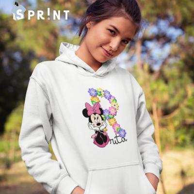 Camisola branca com estampado da Minnie Mouse e número 2 com flores, usada por jovem ao ar livre
