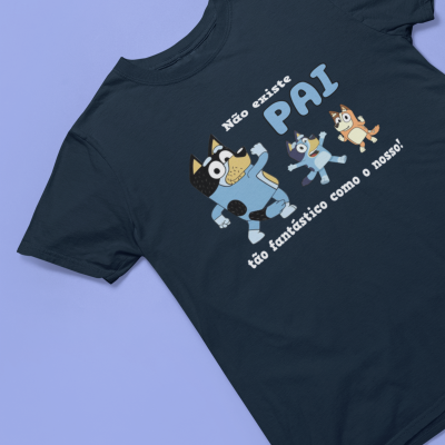 T-shirt azul escuro com estampa de desenhos animados e texto em português