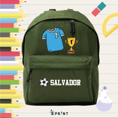 Mochila verde com gráficos de t-shirt, troféu, bola de futebol e texto SALVADOR.