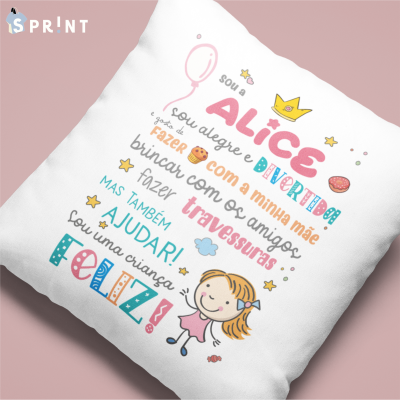 Almofada branca com texto colorido e desenho de menina sorridente.