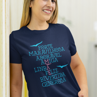 Camisola azul escura com texto positivo em azul claro e rosa.