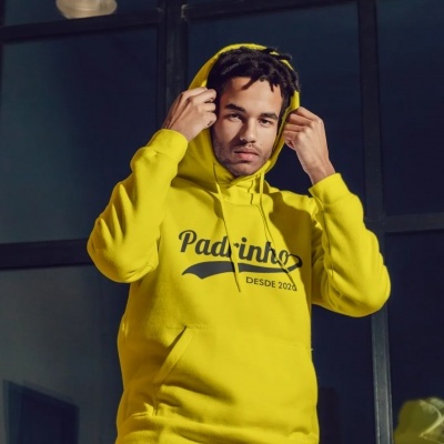 Sweatshirt com capuz amarelo com texto 'Padrinho DESDE 2023'