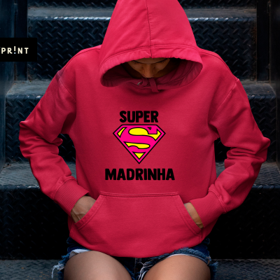 Camisola vermelha com capuz e estampa SUPER MADRINHA sentada em escadas metalizadas pretas.