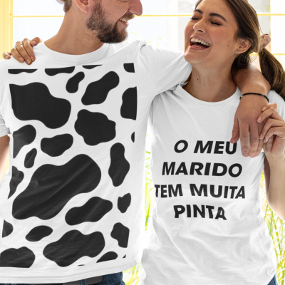Casal jovem com t-shirts brancas, homem com padrão de manchas pretas, mulher com texto em português, logo SPR!NT ao fundo