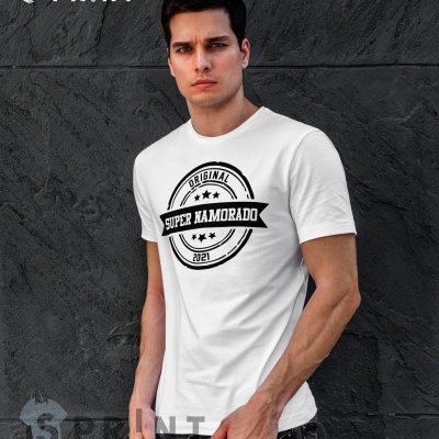 Homem jovem com t-shirt branca estampada com texto ORIGINAL SUPER NAMORADO 2021