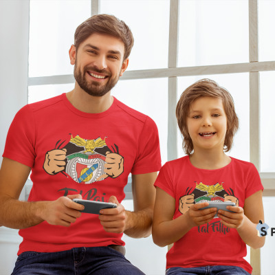 Homem e criança com t-shirts vermelhas Benfica jogam videojogos juntos