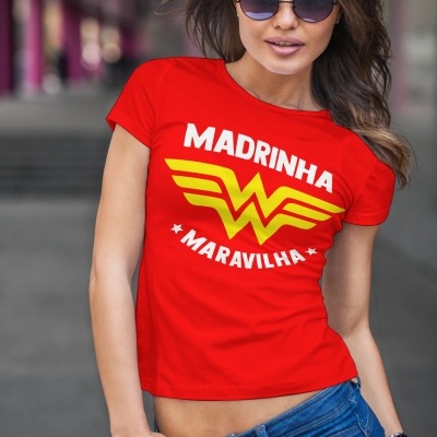 Mulher com t-shirt vermelha 'MADRINHA MARAVILHA' e calças de ganga azuis