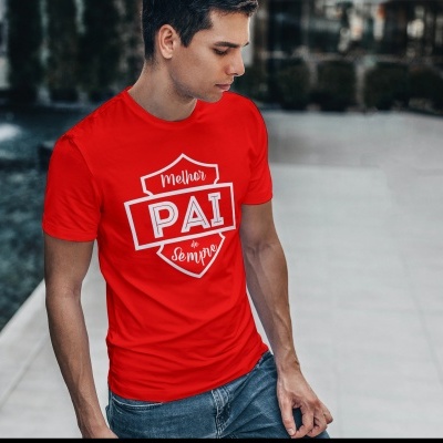 Homem com camiseta vermelha com estampa 'Melhor PAI Sempre' em ambiente exterior