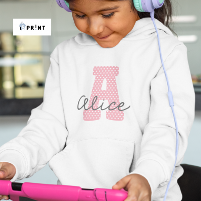 Menina com camisola branca personalizada com letra A rosa e nome Alice, auscultadores lilás e tablet rosa