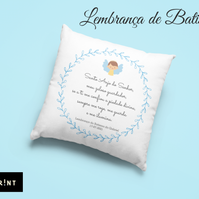 Almofada branca decorativa com texto e anjo, fundo azul claro