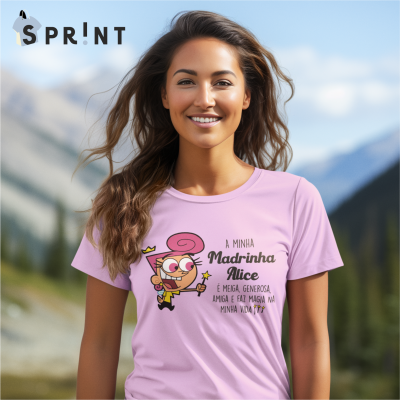 Mulher sorridente com t-shirt rosa clara com texto e personagem de desenho animado, ao ar livre com montanhas