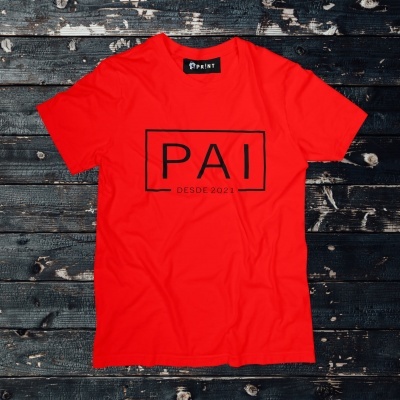 T-shirt vermelha com texto preto PAI DESDE 2021