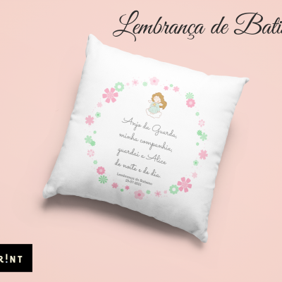 Almofada branca com estampa floral, anjo e texto, lembrança de batismo