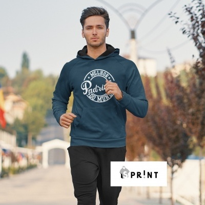 Homem a correr com sweatshirt azul e texto branco 'Melhor Pai do Mundo'