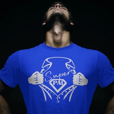 Camiseta azul com estampa 'Super PAI' em fundo preto.