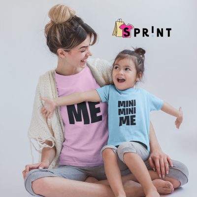 Mulher e menina sentadas vestindo t-shirts com textos ME e MINI MINI ME, logotipo SPRINT ao fundo